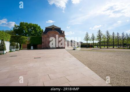 Majestätische Gärten des Schlosses Schwetzingen in Deutschland mit wunderschönem blauen Himmel im Sommer Stockfoto