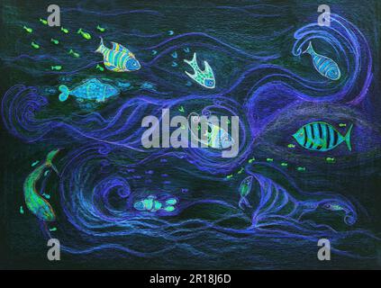 Psychedelische Fische in der Nacht. Das Abtasten in der Nähe der Kanten sorgt aufgrund der veränderten Oberflächenrauheit des Papiers für einen weichen Fokus. Stockfoto