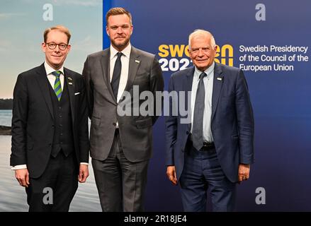 Stockholm, Schweden. 12. Mai 2023. STOCKHOLM 20230512 Josep Borrell Fontelles, hoher Vertreter der Union für Außen- und Sicherheitspolitik, Vizepräsident der Kommission, und Tobias Billström, Außenminister Schwedens, begrüßen Gabrielius Landsbergis, Außenminister, Litauen hat sich am Freitag in Stockholm zu einem informellen Treffen mit den EU-Außenministern und betroffenen EU-Kommissaren versammelt. Foto: Jonas Ekströmer/TT/Code 10030 Kredit: TT News Agency/Alamy Live News Stockfoto