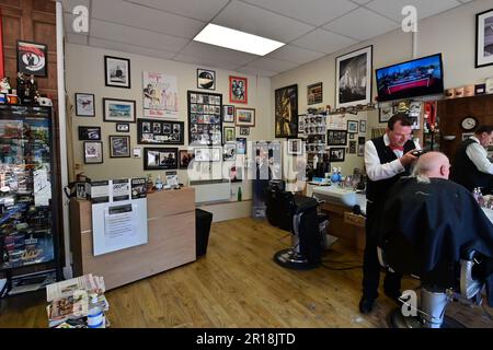 Bristol, Großbritannien. 11. Mai 2023. David Antonio Smith betreibt 007 James-Bond-Friseursalons mit einem einzigartigen Stil, die sich um die Gäste kümmern, während sie sich die wunderbaren Erinnerungsstücke des James-Bond-Films „Sammlungen vergangener Jahre“ ansehen. Bildnachweis: Robert Timoney/Alamy Live News Stockfoto