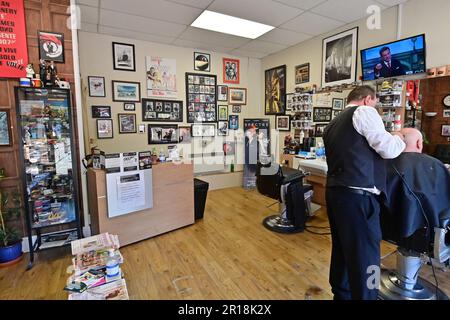 Bristol, Großbritannien. 11. Mai 2023. David Antonio Smith betreibt 007 James-Bond-Friseursalons mit einem einzigartigen Stil, die sich um die Gäste kümmern, während sie sich die wunderbaren Erinnerungsstücke des James-Bond-Films „Sammlungen vergangener Jahre“ ansehen. Bildnachweis: Robert Timoney/Alamy Live News Stockfoto