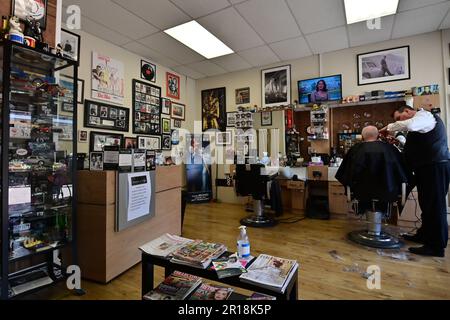 Bristol, Großbritannien. 11. Mai 2023. David Antonio Smith betreibt 007 James-Bond-Friseursalons mit einem einzigartigen Stil, die sich um die Gäste kümmern, während sie sich die wunderbaren Erinnerungsstücke des James-Bond-Films „Sammlungen vergangener Jahre“ ansehen. Bildnachweis: Robert Timoney/Alamy Live News Stockfoto