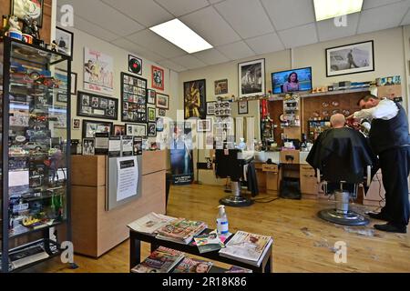 Bristol, Großbritannien. 11. Mai 2023. David Antonio Smith betreibt 007 James-Bond-Friseursalons mit einem einzigartigen Stil, die sich um die Gäste kümmern, während sie sich die wunderbaren Erinnerungsstücke des James-Bond-Films „Sammlungen vergangener Jahre“ ansehen. Bildnachweis: Robert Timoney/Alamy Live News Stockfoto