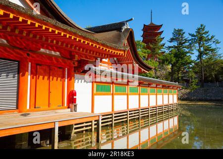 Itsukushima-Schrein und fünfstöckige Pagode Stockfoto