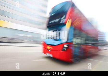 Der rote Doppeldeckerbus aus London fuhr vorbei und wurde mit langer Belichtung erschossen, um Bewegung zu erzeugen Stockfoto