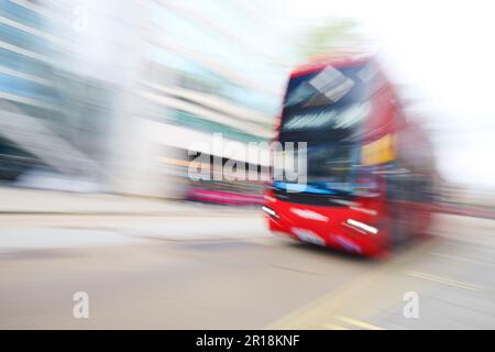 Der rote Doppeldeckerbus aus London fuhr vorbei und wurde mit langer Belichtung erschossen, um Bewegung zu erzeugen Stockfoto