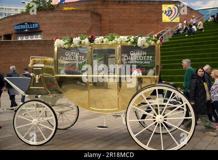 Bridgerton's Queen Charlotte Gold Promotional Coach Stockfoto