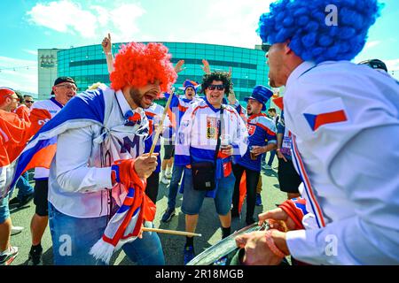 Riga, Lettland. 12. Mai 2023. Tschechische Hockeyfans vor der Weltmeisterschaft 2023 spielen Gruppe B gegen die Slowakei in Riga, Lettland, 12. Mai 2023. Kredit: David Tanecek/CTK Photo/Alamy Live News Stockfoto