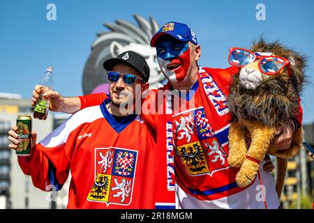 Riga, Lettland. 12. Mai 2023. Tschechische Hockeyfans vor der Weltmeisterschaft 2023 spielen Gruppe B gegen die Slowakei in Riga, Lettland, 12. Mai 2023. Kredit: David Tanecek/CTK Photo/Alamy Live News Stockfoto