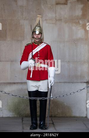 Whitehall, London, Großbritannien. 28. April 2023. Ein King's Life Guard setzte zwei montierte Wachen auf der Horse Guard's Parade in Whitehall ein. Trotz klarer Schilder, die Besucher und Touristen darauf hinweisen, dass die Pferde treten oder beißen können, bestehen Touristen immer noch darauf, direkt neben den Pferden zu stehen und zu bewachen. Es gab in letzter Zeit mehrere Male, dass ein Wachmann einen Touristen rufen musste, um zurückzukommen. Kredit: Maureen McLean/Alamy Stockfoto