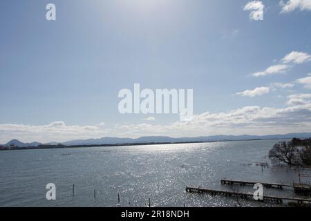 Blick auf Konan City von der Lake Biwako Bridge, Mount Mikamiyama und Lake Biwa Stockfoto