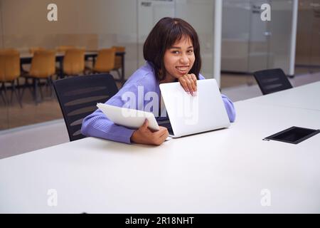 Hübsche Frau, die vor der Kamera posiert Stockfoto