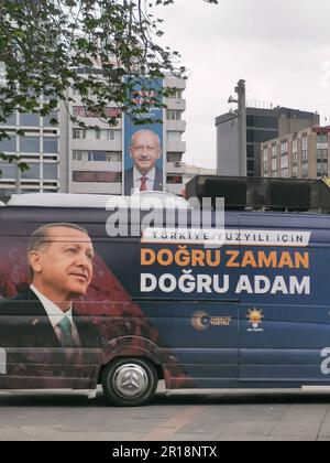 Ankara. 11. Mai 2023. Dieses am 11. Mai 2023 mit dem Mobiltelefon aufgenommene Foto zeigt Wahlkampfposter von Recep Tayyip Erdogan und Kemal Kilicdaroglu in Ankara, T¨¹rkiye. Während der türkische Präsident Recep Tayyip Erdogan die Wiederwahl bei den bevorstehenden Präsidentschafts- und Parlamentswahlen am 14. Mai anstrebt, steht er vor einer Kampagne gegen den Oppositionsführer Kemal Kilicdaroglu. Kredit: Li Zhenbei/Xinhua/Alamy Live News Stockfoto