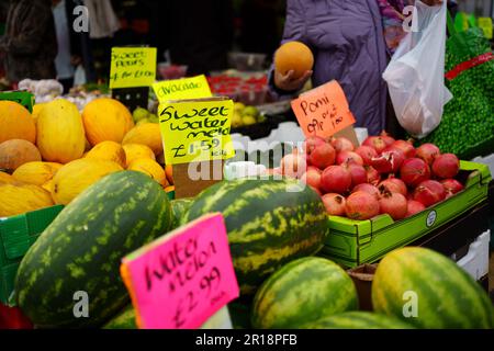 Manchester, Großbritannien. 11. Mai 2023. Früchte werden auf einem Markt in Manchester, Großbritannien, am 11. Mai 2023 gesehen. Die Bank of England (BoE) hob am Donnerstag ihren Leitzins um 0,25 Prozentpunkte auf 4,5 Prozent an, den höchsten seit 2008. Die Wachstumsprojektionen für die Wirtschaft des Vereinigten Königreichs (VK) wurden verbessert, und die Inflationsprognosen wurden höher angepasst. Kredit: Jon Super/Xinhua/Alamy Live News Stockfoto