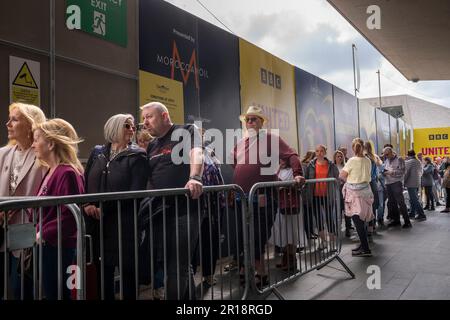 Liverpool UK 12. Mai 2023. Eurovision Song Contest 2023. Am letzten Tag vor dem Finale strömen die Leute in Schlange, um das Eurovision Village am Pier Head zu betreten und die Proben auf der großen Leinwand zu sehen. Kredit: Rena Pearl/Alamy Live News Stockfoto