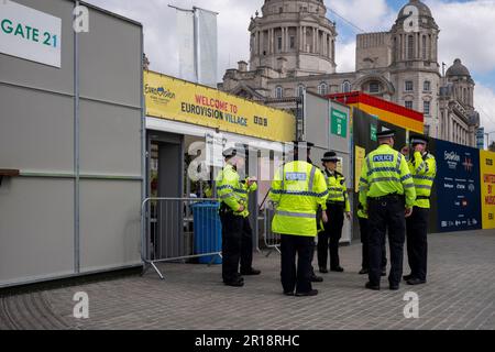 Liverpool UK 12. Mai 2023. Eurovision Song Contest 2023. Am letzten Tag vor dem Finale strömen die Leute in Schlange, um das Eurovision Village am Pier Head zu betreten und die Proben auf der großen Leinwand zu sehen. Kredit: Rena Pearl/Alamy Live News Stockfoto