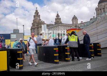 Liverpool UK 12. Mai 2023. Eurovision Song Contest 2023. Am letzten Tag vor dem Finale strömen die Leute in Schlange, um das Eurovision Village am Pier Head zu betreten und die Proben auf der großen Leinwand zu sehen. Kredit: Rena Pearl/Alamy Live News Stockfoto