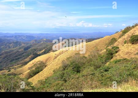 Eine wunderschöne Landschaft von der Straße zwischen Monteverde und Limonal mit Blick über die Berge bis zum Meer in Costa Rica Stockfoto