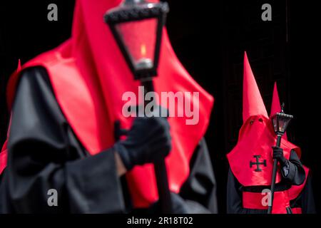 Mitglieder der Hermandad Universitaria del Santísimo Cristo de la Luz während einer Semana-Santa-Prozession in Valladolid, Spanien Stockfoto