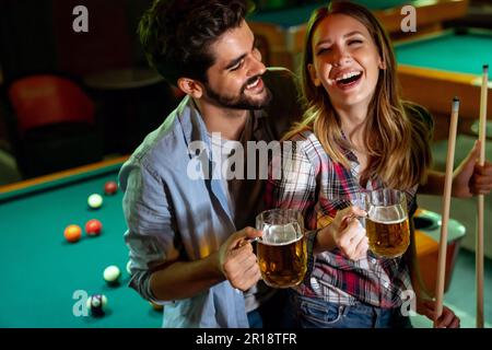 Paar dating, flirten und spielen Billard in einem Pub Stockfoto