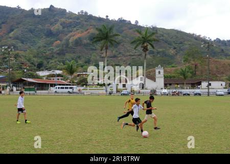 März 3 2023 - Orosi in Costa Rica: Fußball spielende Kinder im Zentrum des Dorfes Stockfoto