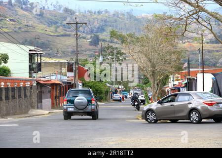 März 3 2023 - Orosi in Costa Rica: Straßenblick auf eine kleine Stadt mit Menschen, die auf den engen Gassen der Nachbarschaft spazieren und ihr Leben leben Stockfoto