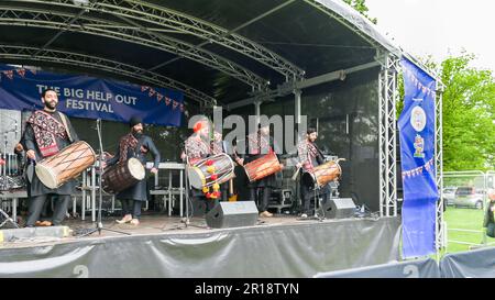 Männer, die beim Big Help Out Festival Trommeln (Dhol) spielen Stockfoto