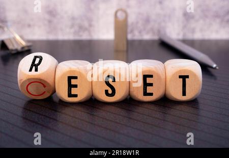 Symbol zurücksetzen. Das Begriffswort "Set" auf Holzwürfeln. Schöner weißer Tisch, weißer Hintergrund. Business- und Reset-Konzept. Speicherplatz kopieren. Stockfoto