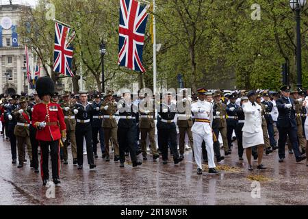 Mitglieder der Streitkräfte, die am 6. Mai 2023 während der King Charles Coronation in London, Vereinigtes Königreich, auf der Mall in London vormarschieren, Stockfoto