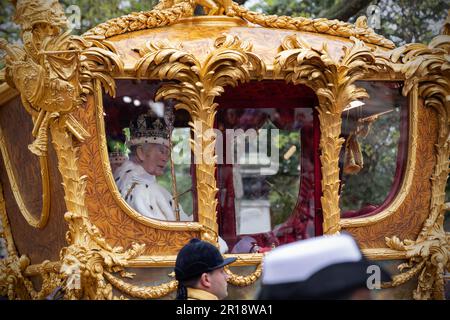 6. Mai 2023 - King Charles und Queen Camilla reisen im Gold State Coach entlang der Mall zum Buckingham Palace von der Krönungszeremonie in London Stockfoto