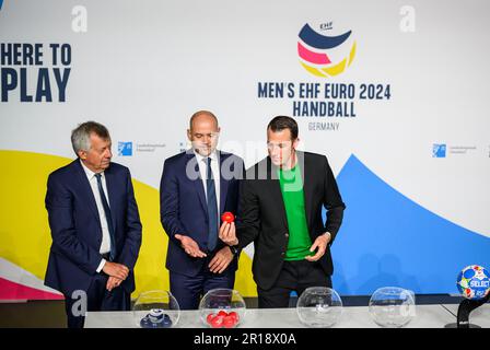 Links nach rechts Michael WIEDERER (Präsident EHF), Martin HAUSLEITNER (Generalsekretär EHF), Dominik KLEIN (ehemaliger Handballspieler) Handball, Ziehung für die Europameisterschaft 2024 am 10. Mai 2023 in Düsseldorf. Stockfoto