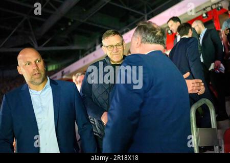 Trainer/Bundestrainer Alfred GISLASON (GER) begrüßt Andreas MICHELMANN r. (DHB, Präsident), L. Axel KROMER (DHB, Sportdirektor) Handball, Ziehung für die Europameisterschaft 2024 am 10. Mai 2023 in Düsseldorf. Stockfoto