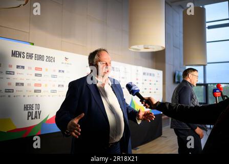 Andreas MICHELMANN (DHB, Präsident) während eines Interviews, ARD; WDR, Retter-/Bundestrainer Alfred GISLASON (GER), Verlosung für die Europameisterschaft 2024, am 10. Mai 2023 in Düsseldorf. Stockfoto