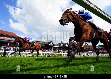 Point Lonsdale wurde von Jockey Ryan Moore (links, lila Seide) geritten, auf dem Weg zum IRE-Incentive, IT Pays to Buy Irish Huxley Stakes während des Boodles May Festival Tote Chester Cup Day auf der Chester Racecourse. Foto: Freitag, 12. Mai 2023. Stockfoto