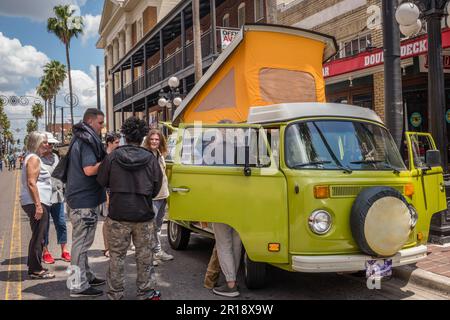 Ybor City, Tampa, FL, USA-23. April 2023: Grüner VW-Kombi-Wohnwagen, der während einer lokalen Oldtimer-Ausstellung auf der Straße geparkt wurde. Stockfoto