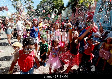 salvador, bahia, brasilien - 1. januar 2023: Kinder haben Spaß in Pelourinho während des Karnevals in der Stadt Salvador. Stockfoto