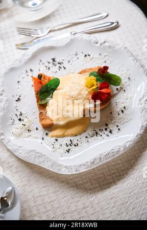 Stilvolle Dekoration der Mahlzeit zur Präsentation im Restaurant Stockfoto