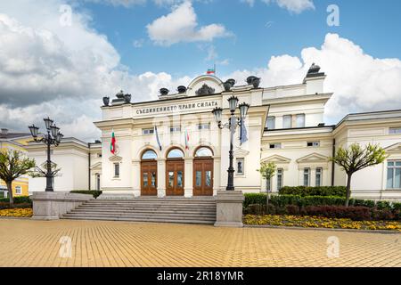 Sofia, Bulgarien. Mai 2023. Außenansicht des Gebäudes der Nationalversammlung der Republik Bulgarien im Stadtzentrum Stockfoto