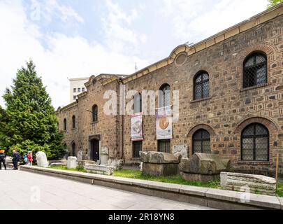 Sofia, Bulgarien. Mai 2023. Außenansicht des Gebäudes des Archäologischen Nationalmuseums im Stadtzentrum Stockfoto