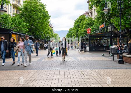 Sofia, Bulgarien. Mai 2023. Leute, die auf dem Vitosha Boulevard im Stadtzentrum spazieren gehen Stockfoto