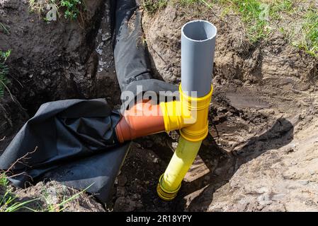 Überlauf und Eindringen gut mit den Abflussrohren verbunden, in einem Graben gegraben. Stockfoto