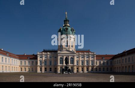Berlin, Deutschland. 22. April 2023. Blauer Himmel umrahmt Schloss Charlottenburg. Kredit: Paul Zinken/dpa/Alamy Live News Stockfoto
