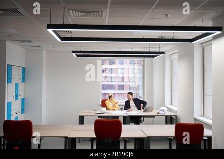 Architekten diskutieren Hausbauprojekt im Büro Stockfoto