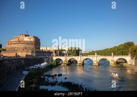 Engelsschloss und Tiberbrücke, ein Schiff auf dem Fluss in Rom, Italien Stockfoto