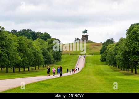 The Copper Horse on Snow Hill, eine Reiterstatue von George III aus dem Jahr 1831, aus der Sicht des Long Walk, Windsor Great Park, Berkshire, England Stockfoto