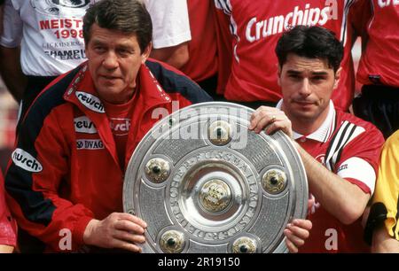 Kaiserslautern, Deutschland. 12. Mai 2023. firo: Fußball: Fußball: Fotos archivieren, Foto archivieren, Bilder archivieren, 1. Bundesliga Staffel 1997/1998, 97/98, Fotosession 1. FC Kaiserslautern 1. FC Kaiserslautern wird deutscher Champion, 1998, Meisterschaftsfeier Otto Rehhagel, Halbfigur, Jubel. Prost, mit der Meisterschafts-Trophäe, Trophäe, Mit, und, Ciriaco Sforza Credit: dpa/Alamy Live News Stockfoto