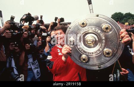 Kaiserslautern, Deutschland. 12. Mai 2023. firo: Fußball: Fußball: Fotos archivieren, Foto archivieren, Bilder archivieren, 1. Bundesliga Staffel 1997/1998, 97/98, Fotosession 1. FC Kaiserslautern 1. FC Kaiserslautern wird deutscher Champion, 1998, Meisterschaftsfeier Otto Rehhagel, Halbfigur, Jubel. Prost, mit, der Meisterschaft, Pokal, cup Credit: dpa/Alamy Live News Stockfoto