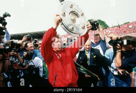 Kaiserslautern, Deutschland. 12. Mai 2023. firo: Fußball: Fußball: Fotos archivieren, Foto archivieren, Bilder archivieren, 1. Bundesliga Staffel 1997/1998, 97/98, Fotosession 1. FC Kaiserslautern 1. FC Kaiserslautern wird deutscher Champion, 1998, Meisterschaftsfeier Otto Rehhagel, Halbfigur, Jubel. Prost, mit, der Meisterschaft, Pokal, cup Credit: dpa/Alamy Live News Stockfoto