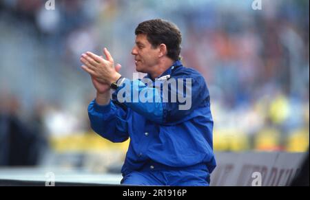 Kaiserslautern, Deutschland. 12. Mai 2023. firo: Fußball: Fußball: Fotos archivieren, Foto archivieren, Fotos archivieren, 1. Bundesliga Staffel 1997/1998, 97/98, Fotosession 1. FC Kaiserslautern 1. FC Kaiserslautern wird deutscher Champion, 1998, Meisterschaftsfeier Otto Rehhagel, Halbfigur, Gesten Credit: dpa/Alamy Live News Stockfoto