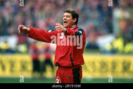 Kaiserslautern, Deutschland. 12. Mai 2023. firo: 02.05.1998 Fußball: Fußball: Fotos archivieren, Foto archivieren, Bilder archivieren, 1. Bundesliga-Saison 1997/1998, 97/98, 1. FC Kaiserslautern - VfL Wolfsburg 4:0 1. FC Kaiserslautern, Championship Celebration, will, Champion, Cup Otto Rehhagel, Halbe Zahl, Gesture Credit: dpa/Alamy Live News Stockfoto